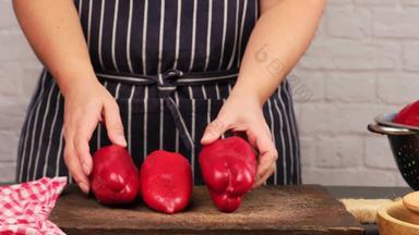 高加索人女人厨房桩红色的成熟的辣椒棕色（的）厨房董事会